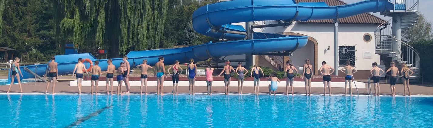 Mehr über den Artikel erfahren Schwimmlager bei Sonne und Augusthitze